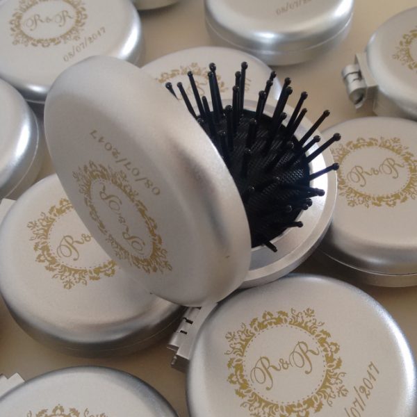 ESCOVA-COM-ESPELHO-REDONDO-PERSONALIZADO