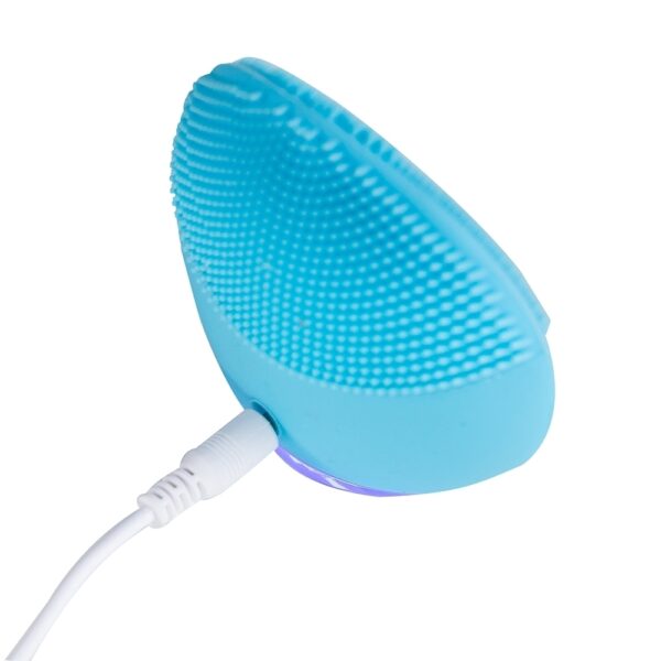 massageador e limpador facial carregando